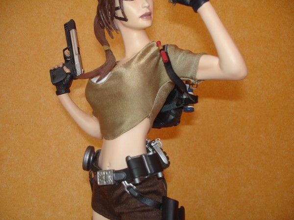 TOM RAIDER FIGURINE