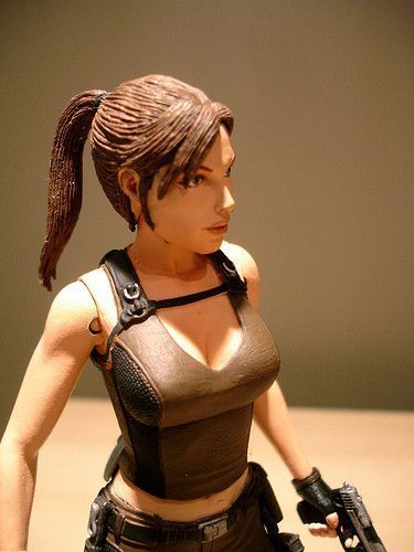 TOM RAIDER FIGURINE