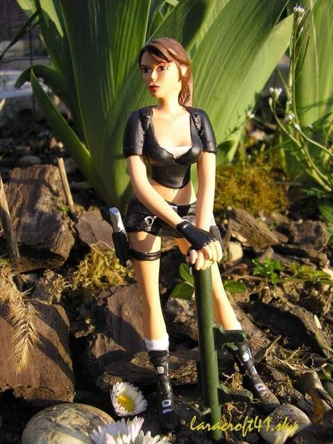 TOM RAIDER FIGURINE