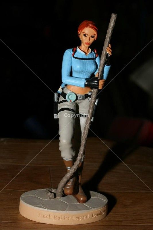 TOM RAIDER FIGURINE