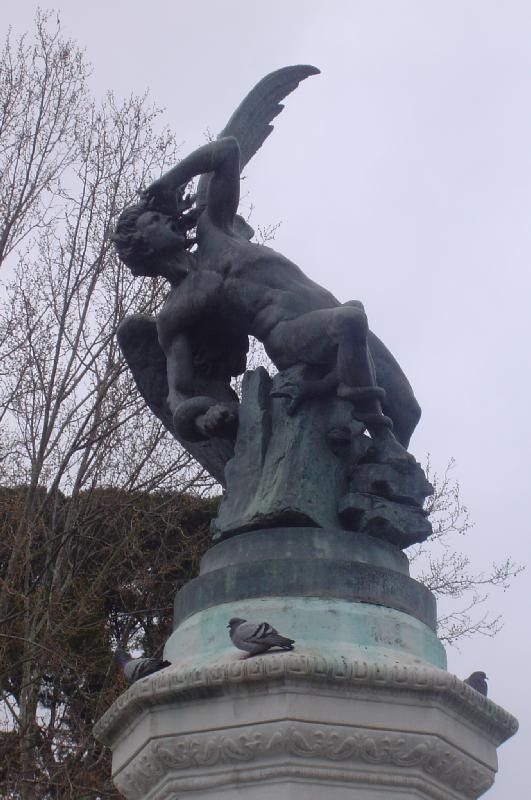 STATUE  PIGEON