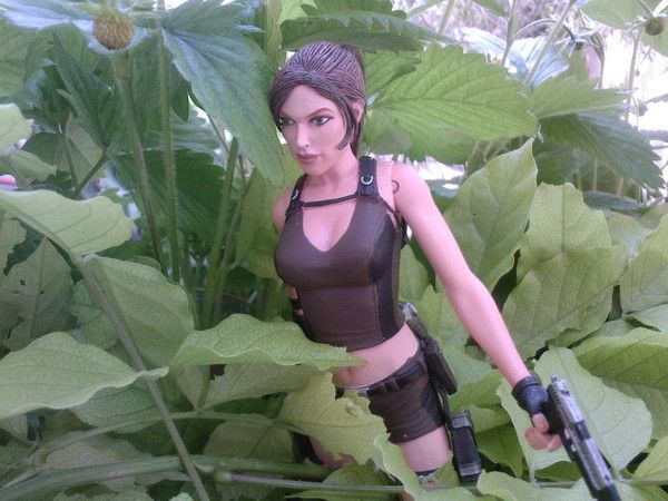 TOM RAIDER FIGURINE