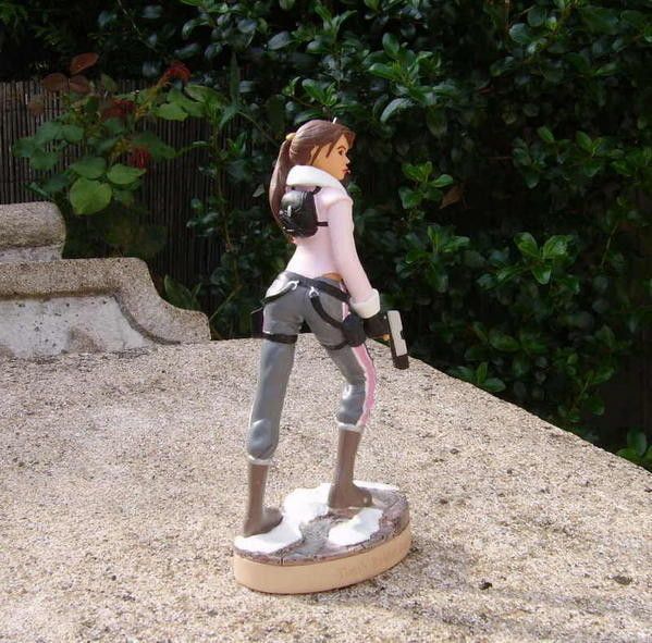 TOM RAIDER FIGURINE