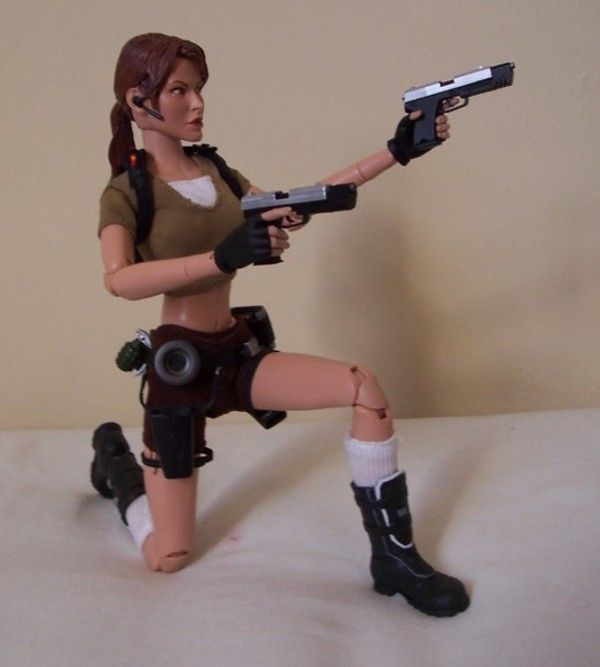 TOM RAIDER FIGURINE