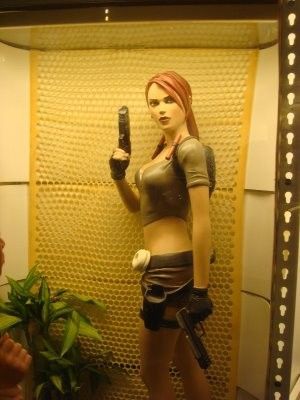 TOM RAIDER FIGURINE