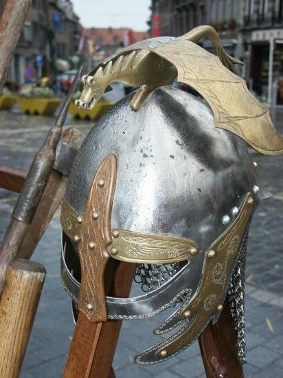 CASQUE ANCIEN ET MILITAIRE