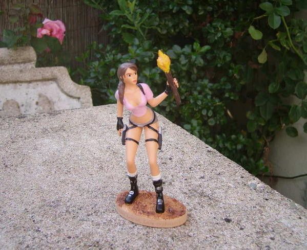 TOM RAIDER FIGURINE