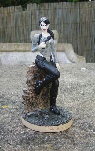 TOM RAIDER FIGURINE