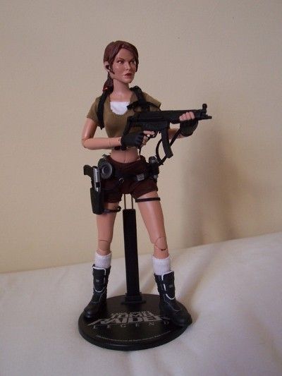 TOM RAIDER FIGURINE